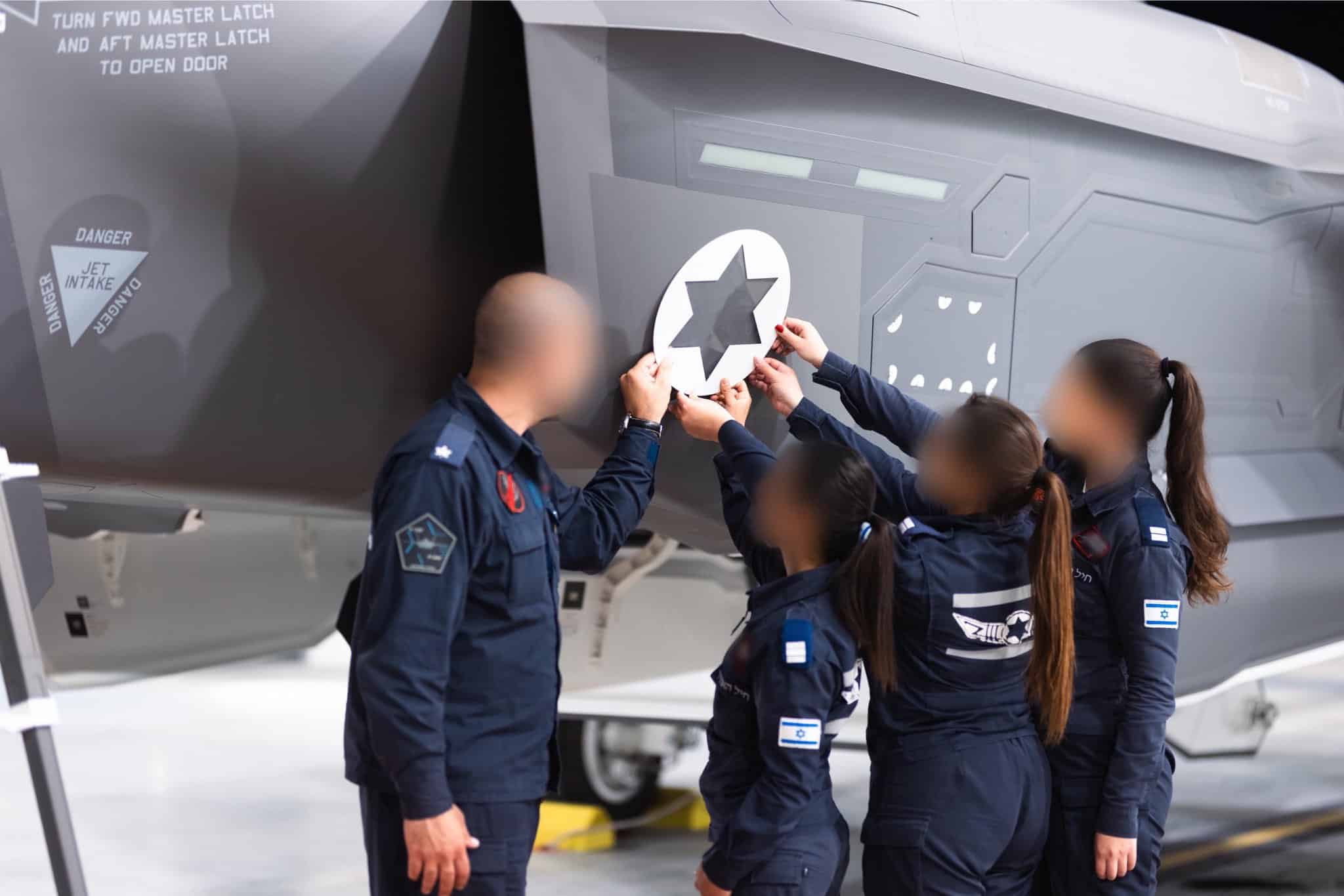 Israels Schlag gegen den Iran - F-35 Operation legt IRGC-Strukturen lahm 4 Bodencrew der israelischen Luftwaffe bringt gemeinsam das Hoheitszeichen mit Davidstern an der Rumpfseite eines F‑35‑Kampfjets an.