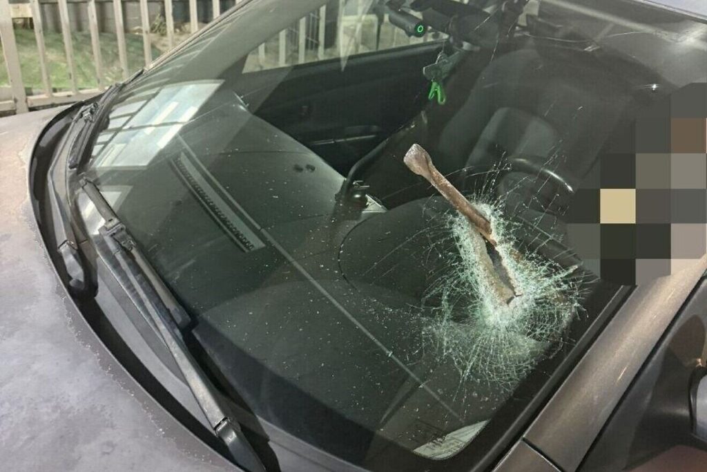 IDF-Einsatz in Samaria: Suchoperation nach Terrorangriff auf Route 5 2 Eisenstange steckt in zerstörter Windschutzscheibe nach Terrorangriff auf Route 5