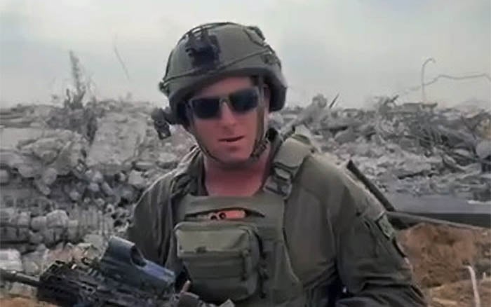 Hamas-Kommandeur Rafah-Tunnel: IDF stoppt tödlichen Fluchtversuch 1 IDF-Soldat vor zerstörten Strukturen in Rafah während einer Operation