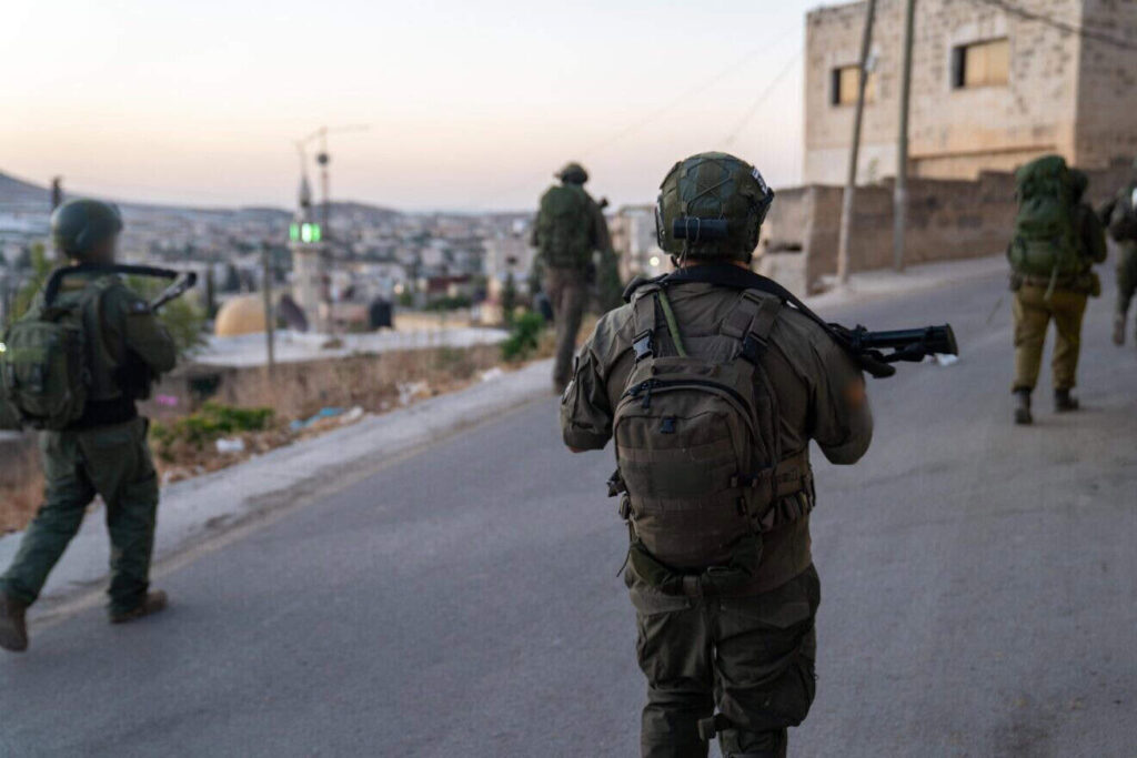 IDF-Einsatz in Samaria: Suchoperation nach Terrorangriff auf Route 5 1 IDF-Soldaten patrouillieren bei einer Suchoperation in Samaria