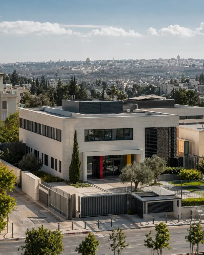 Symbolische Darstellung einer deutschen Botschaft in Tel Aviv mit Jerusalem als politisch entferntem Bezugspunkt im Hintergrund