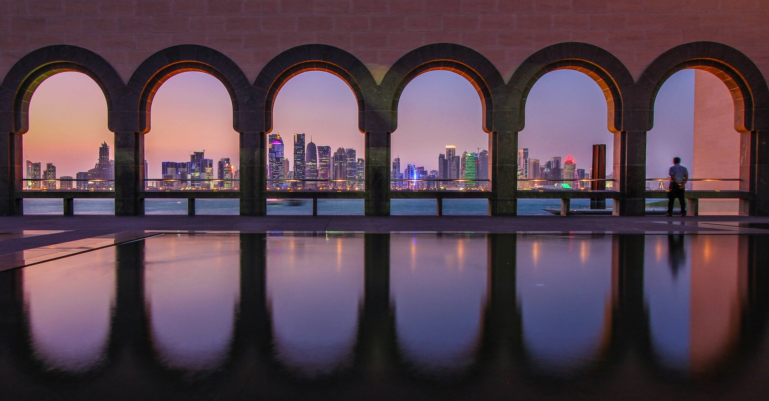 Katars Rolle in Gaza Analyse - Warum Doha ungeeignet ist 1 Doha Skyline bei Sonnenuntergang durch Arkaden des Museums von Katar