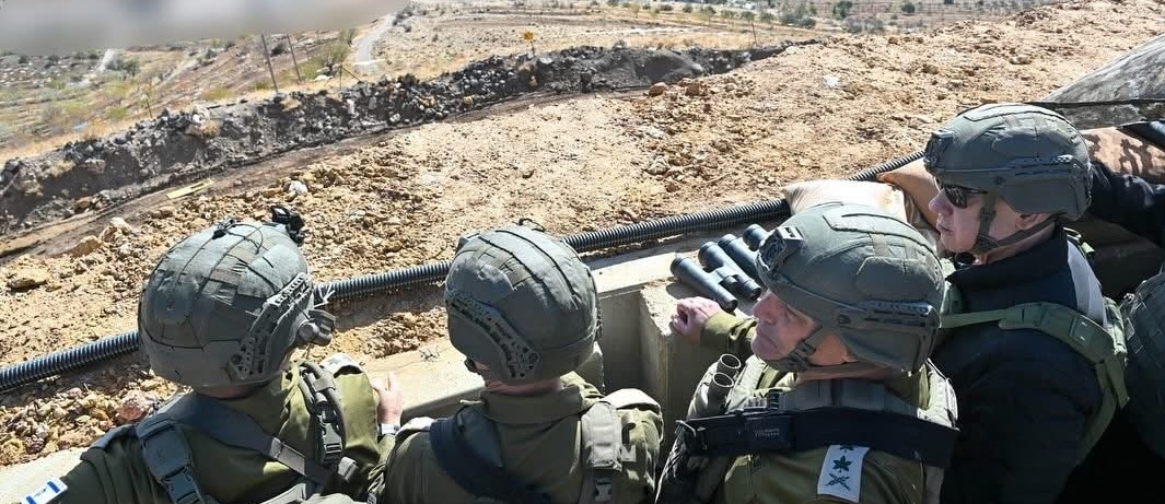 Südsyrien neue Front gegen Israel - Süden Syriens wird zum Sicherheitsrisiko 1 IDF Soldaten beobachten die syrische Grenze von einer erhöhten Stellung auf den Golanhöhen.