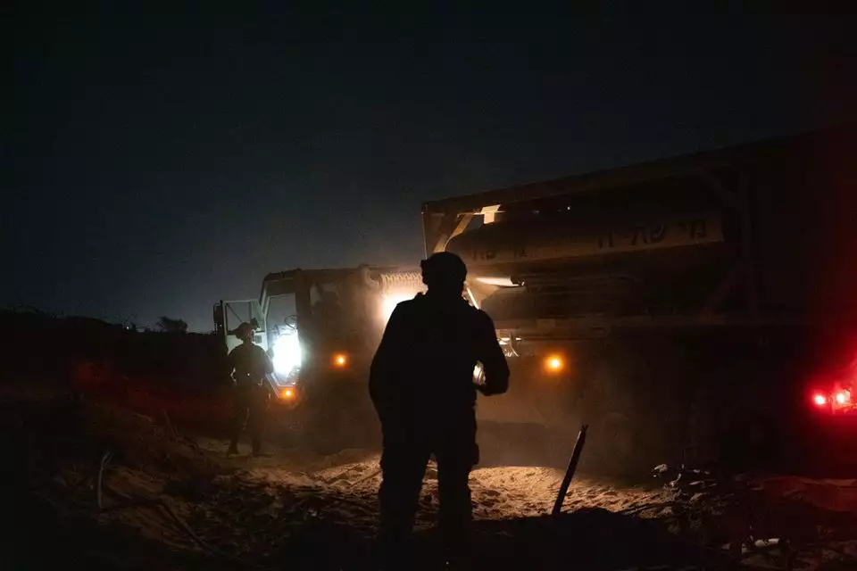 Israels Sicherheitspolitik Strategische Herausforderungen im Gaza Libanon und Syrien 1 Israelische Soldaten operieren nachts nahe Gaza während einer militärischen Sicherheitsmission