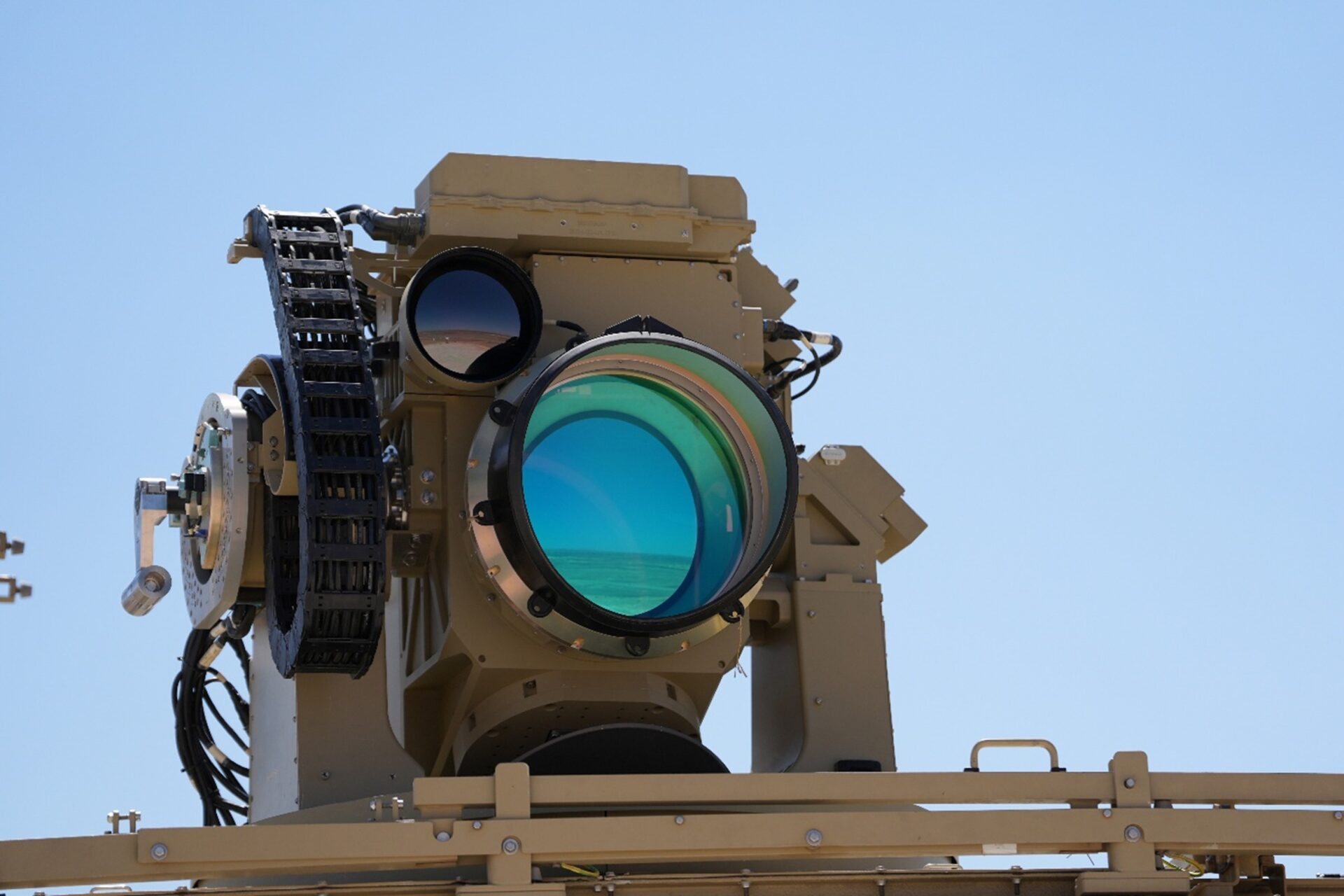 Israel führt Iron Beam ein: Revolutionäres Laserabwehrsystem der IDF 2 Nahaufnahme des Iron-Beam-Laseroptikmoduls der IDF unter klarem Himmel