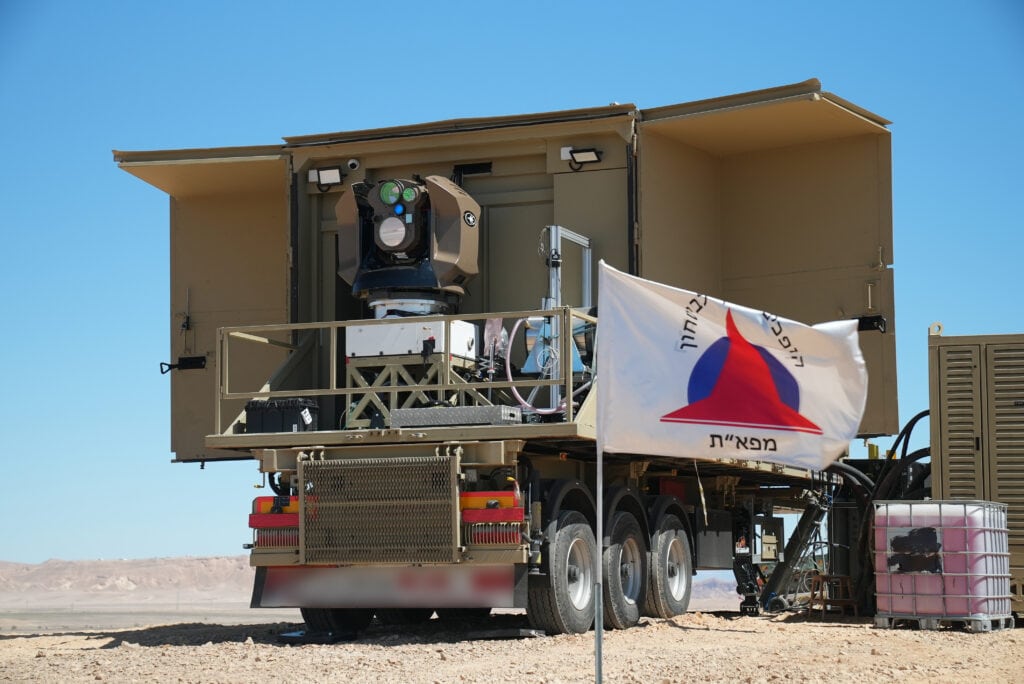 Israel führt Iron Beam ein: Revolutionäres Laserabwehrsystem der IDF 1 Mobile Iron-Beam-Lasereinheit der IDF auf Lkw-Plattform während Test im Süden Israels
