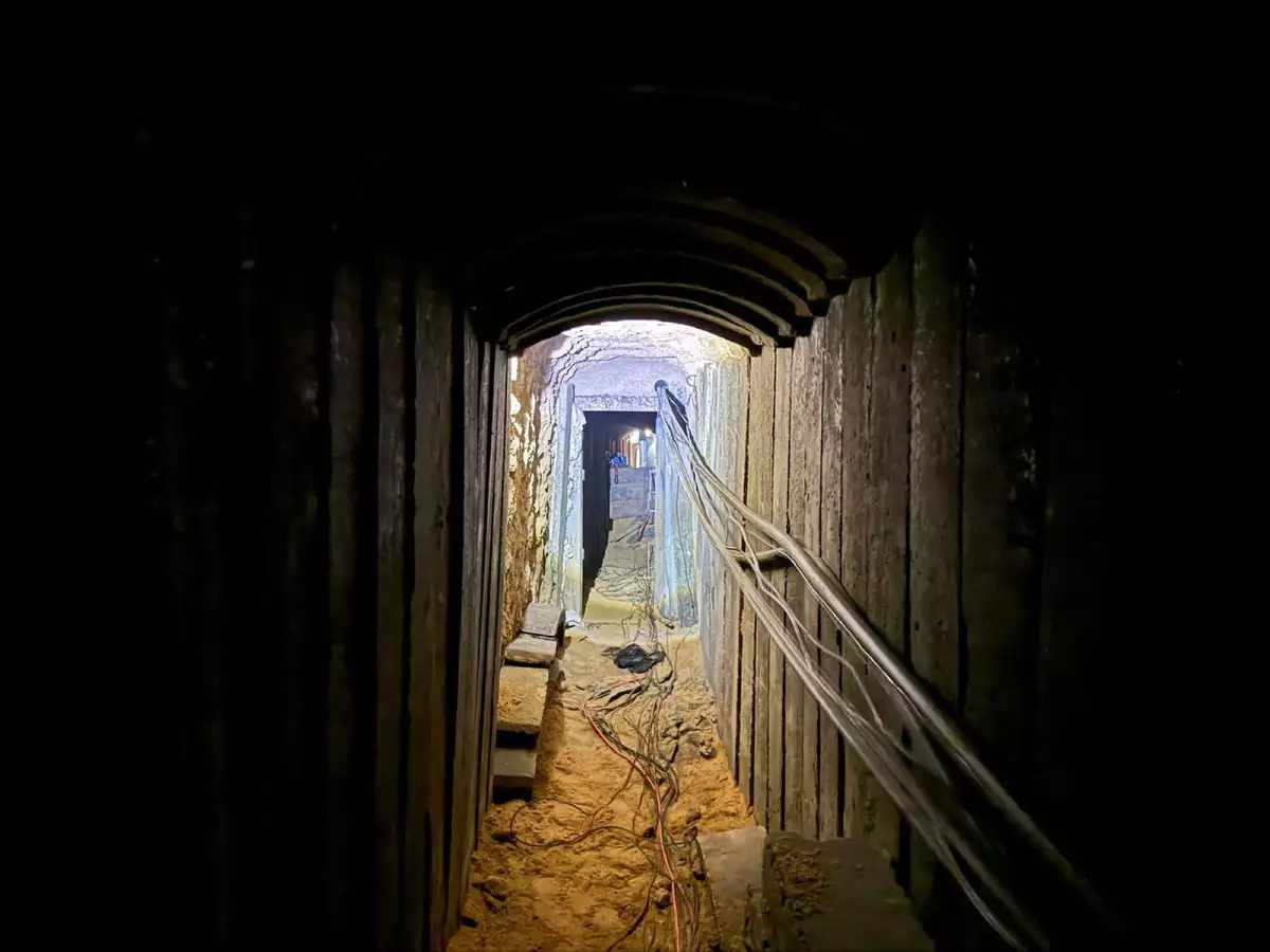 Israels Sicherheitspolitik Strategische Herausforderungen im Gaza Libanon und Syrien 3 Unterirdischer Tunnel mit verstärkten Wänden und Kabeln, fotografiert im Zuge militärischer Operationen im Gazastreifen
