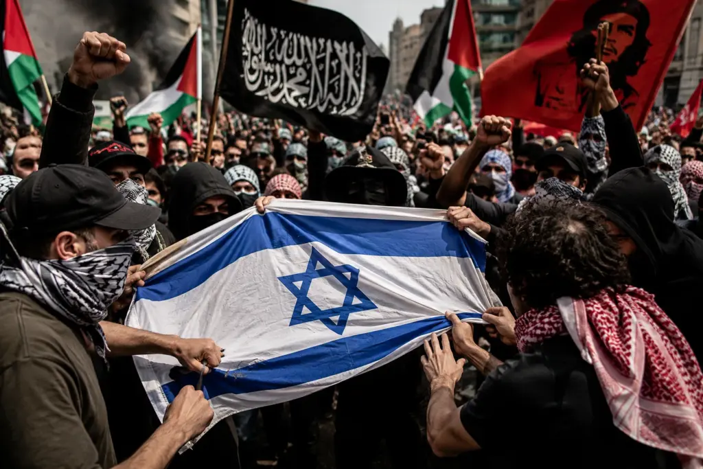 Aufgebrachte Demonstranten umringen und ziehen an einer israelischen Flagge während einer angespannten politischen Protestszene