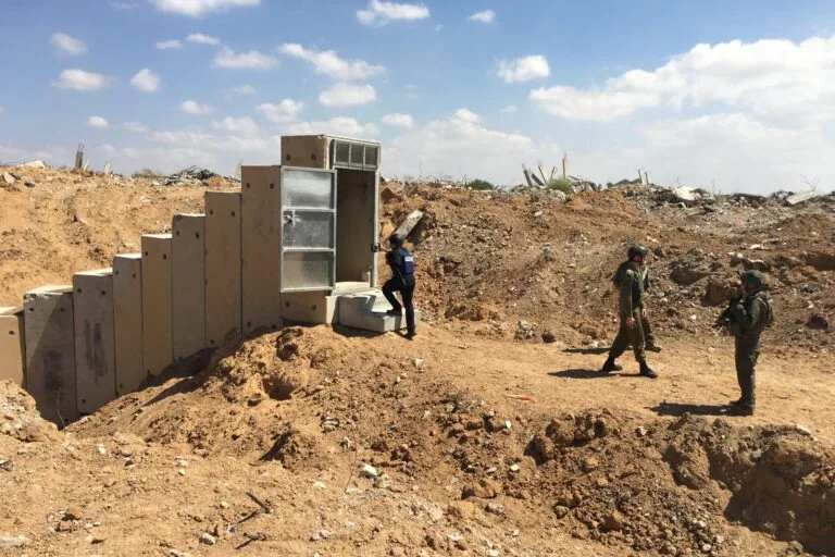 Freigelegter Hamas-Tunnel im Gazastreifen Freigelegter Zugang zu einem Hamas-Tunnelsystem im Gazastreifen mit israelischen Soldaten