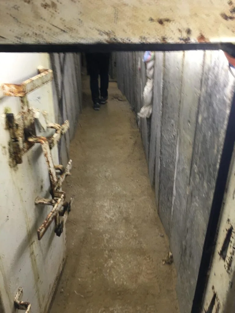 Innenraum eines Hamas-Tunnels im Gazastreifen Schmaler Gang in einem Hamas-Tunnel mit massiver Metalltür und befestigten Wänden