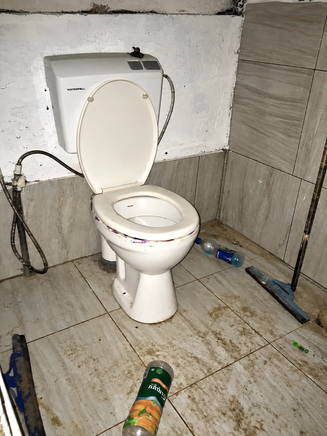 Sanitärraum in einem Hamas-Tunnelsystem Sanitärraum in einem Hamas-Tunnel 750 Meter von Nahal Oz entfernt, mit Toilette und Leitungen