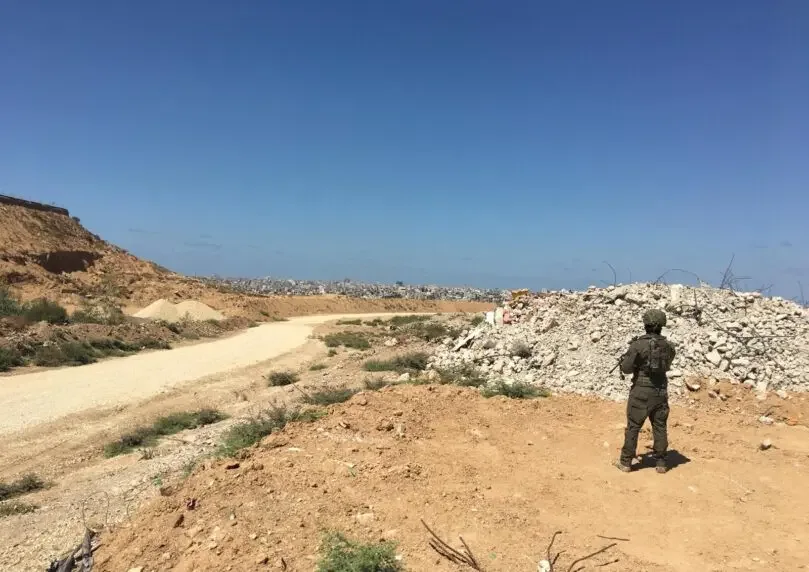 Israelische Sicherheitszone im Gazastreifen Soldat an einer unbefestigten Straße in von Israel kontrolliertem Gelände im Gazastreifen