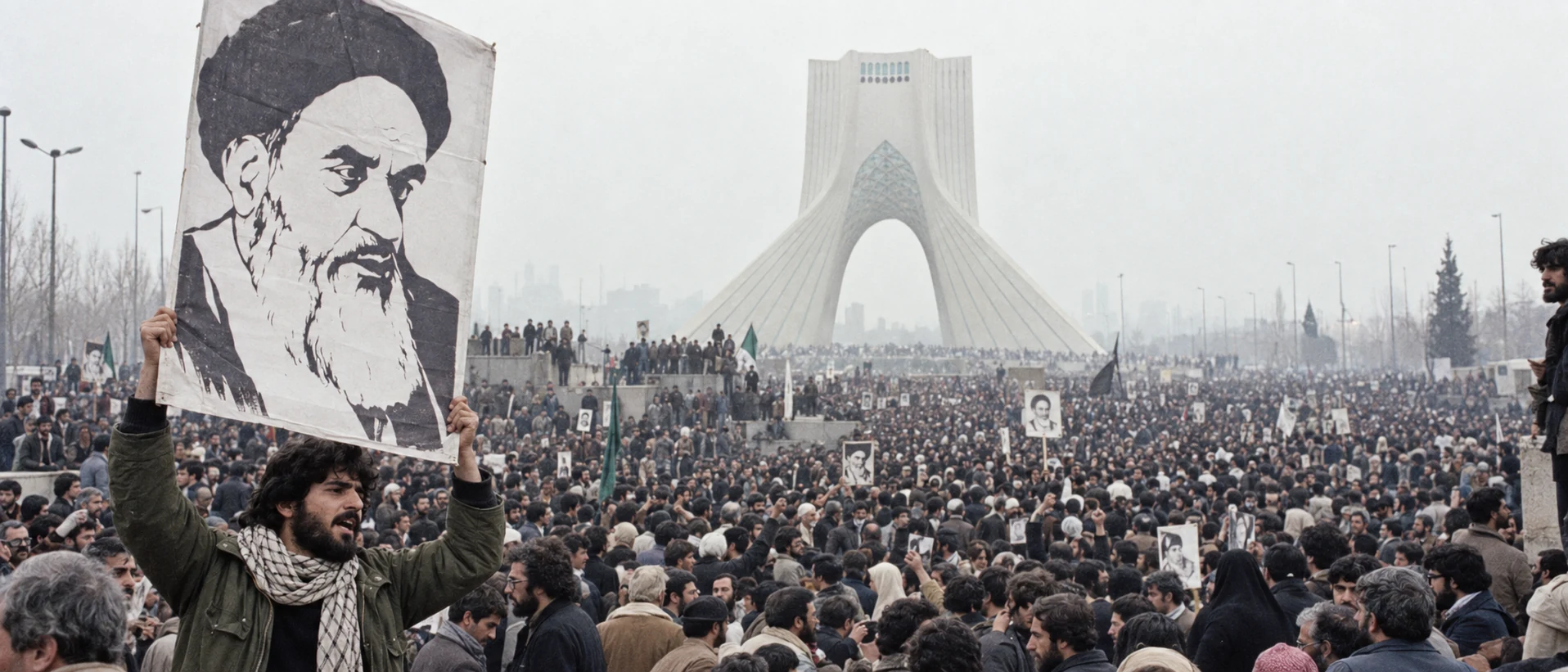 Iranische Revolution - Symbolische Szene am Azadi-Turm Symbolische Protestszene vor dem Azadi-Turm in Teheran mit großer Menschenmenge und hochgehaltenem Khomeini-Porträt